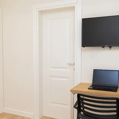 Champagne, Vlore Bay Bed and Breakfast Radhimë