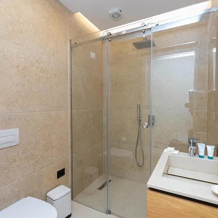 Champagne, Vlore Bay