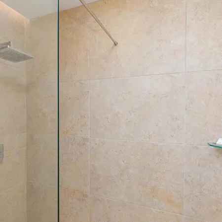 Champagne, Vlore Bay