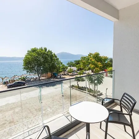 فندق مبيت وإفطار Champagne, Vlore Bay 4*