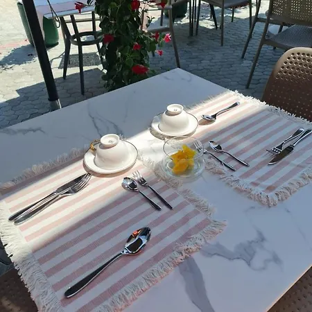 Champagne, Vlore Bay Oda ve Kahvaltı