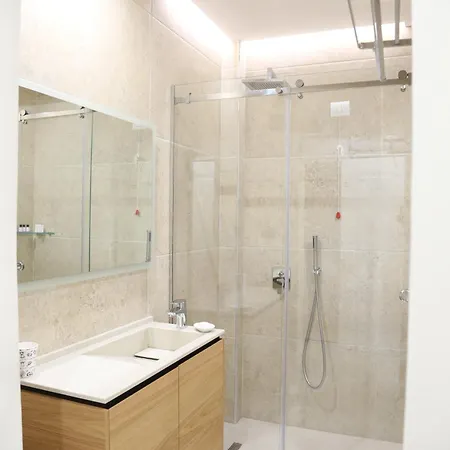 Champagne, Vlore Bay Radhimë