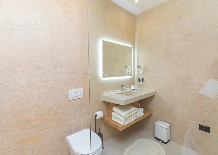 לינה וארוחת בוקר Champagne, Vlore Bay 4*