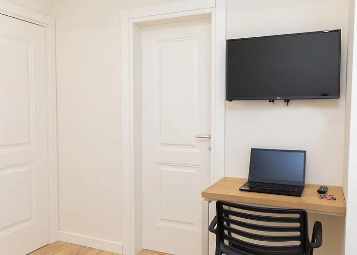 Champagne, Vlore Bay לינה וארוחת בוקר Radhimë