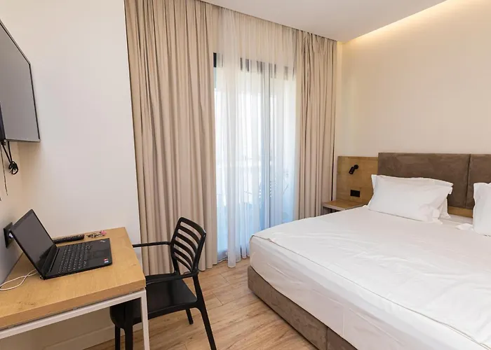 Champagne, Vlore Bay לינה וארוחת בוקר Radhimë