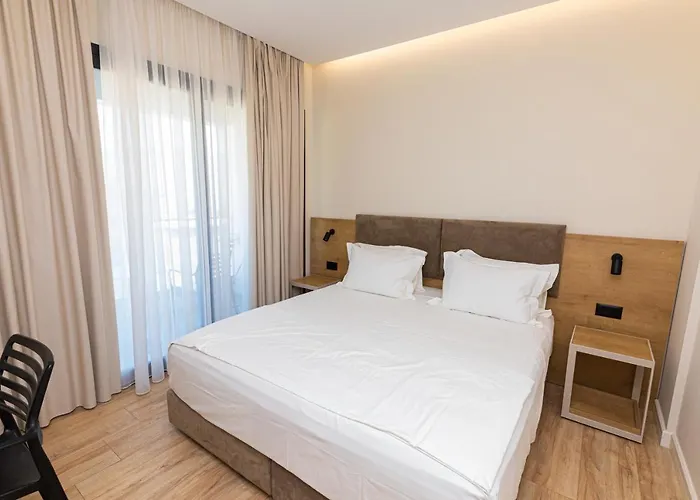 Champagne, Vlore Bay