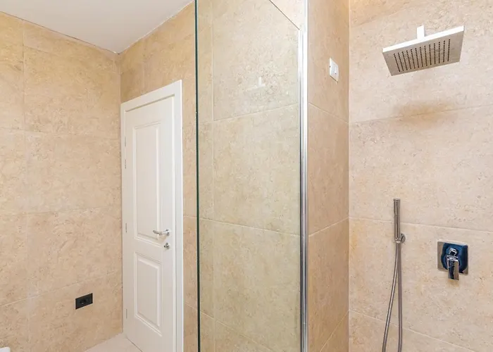 לינה וארוחת בוקר Champagne, Vlore Bay 4*