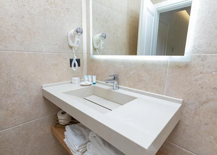 לינה וארוחת בוקר Champagne, Vlore Bay