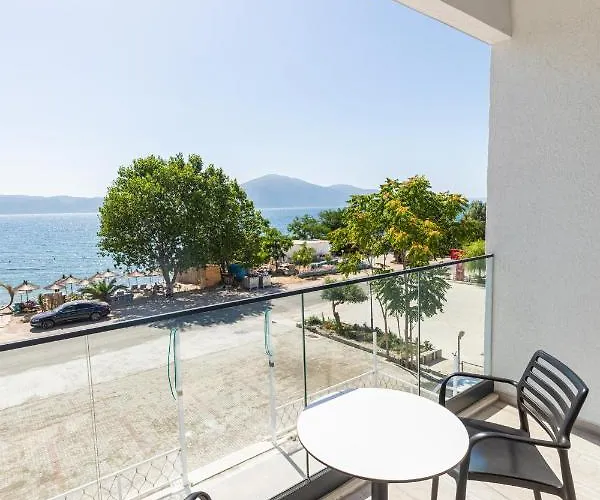 לינה וארוחת בוקר Champagne, Vlore Bay 4*