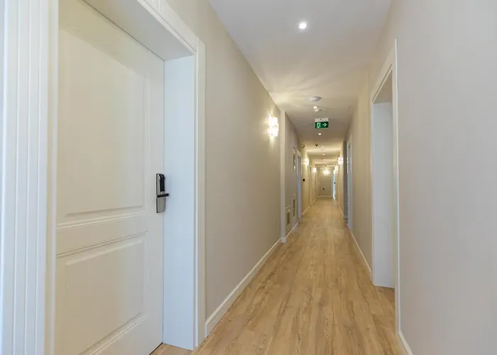 Champagne, Vlore Bay לינה וארוחת בוקר Radhimë