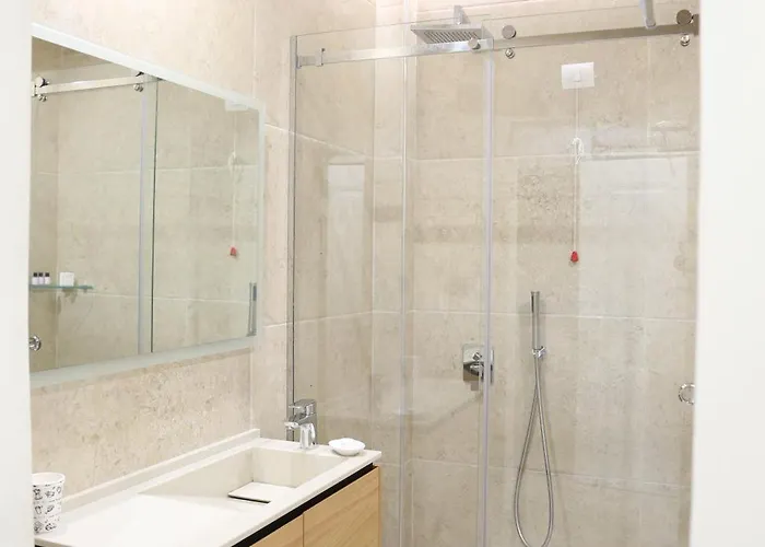 Champagne, Vlore Bay Radhimë